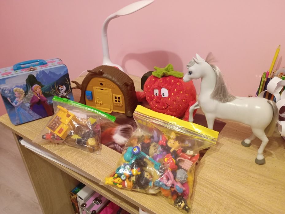 Zabawki, puzzle, masza i niedźwiedź