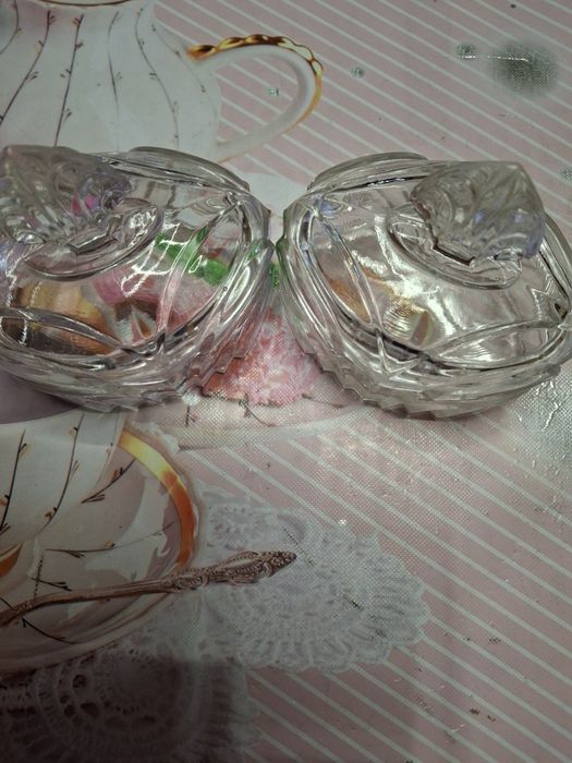Para szklanych puzderek Vintage – Szkło prasowane z lilią – Komplet 2