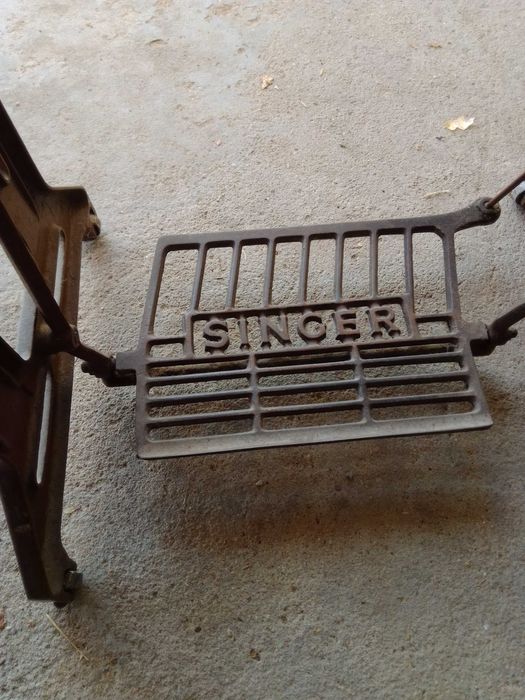 Maquina de costura da Singer, muito antiga.