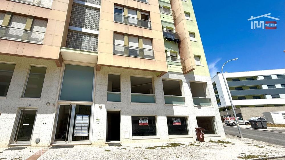 Loja 225m2 Camarate - Espaço Disponível a todas as Actividades Come...