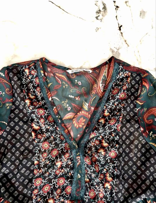 Przewiewna bluzka Stradivarius rozmiar S z baskinką