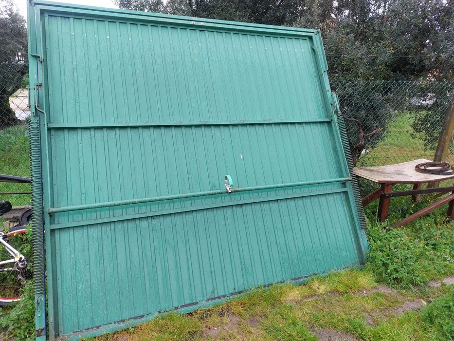 Portão de garagem basculante com motor e comando