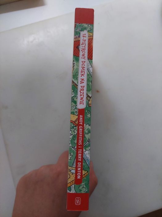 "13 - piętrowy domek na drzewie"