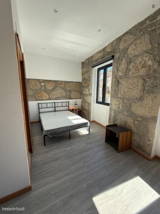Quarto - localizado em Santa Marinha Porto