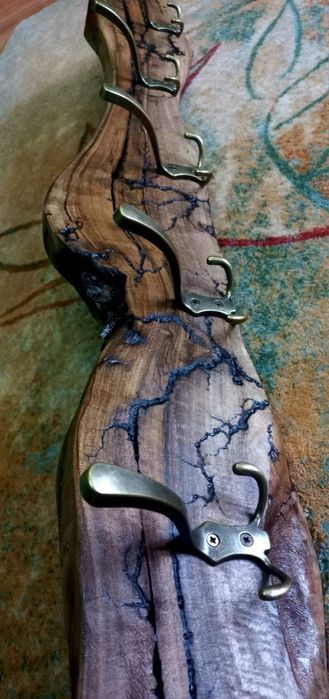 Wieszak drewniany z orzecha włoskiego