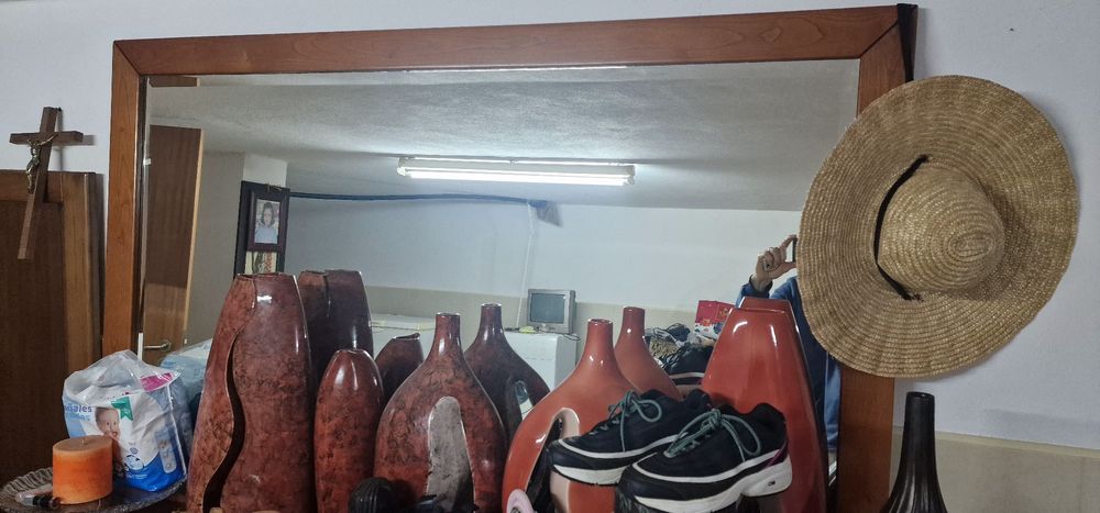 Espelho com moldura em madeira