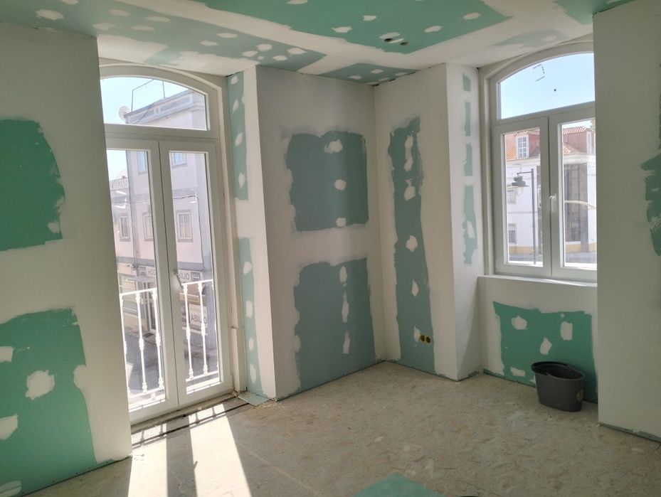 Moradia T12 totalmente remodelada no centro de Almeirim