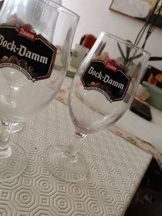 Jogo de copos de cerveja e taças