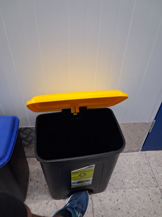 Baldes reciclagem amarela e azul