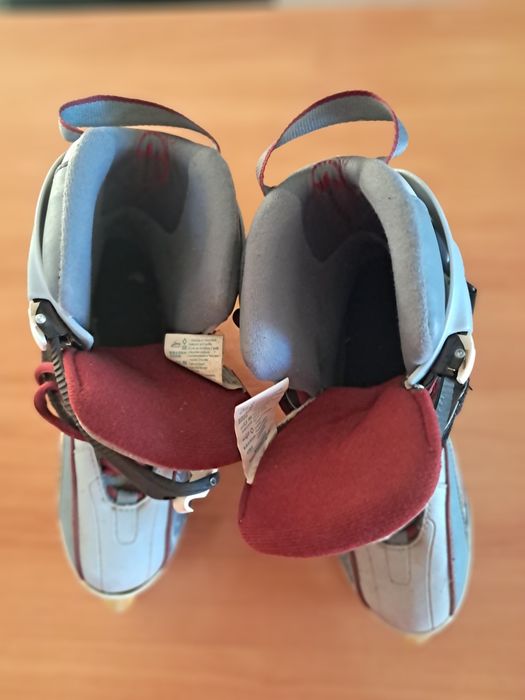Patins em linha de cor cinzento