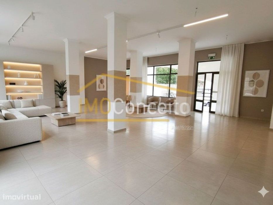 Loja com grande terraço - Habitação ou Serviços (TORRES NOVAS)