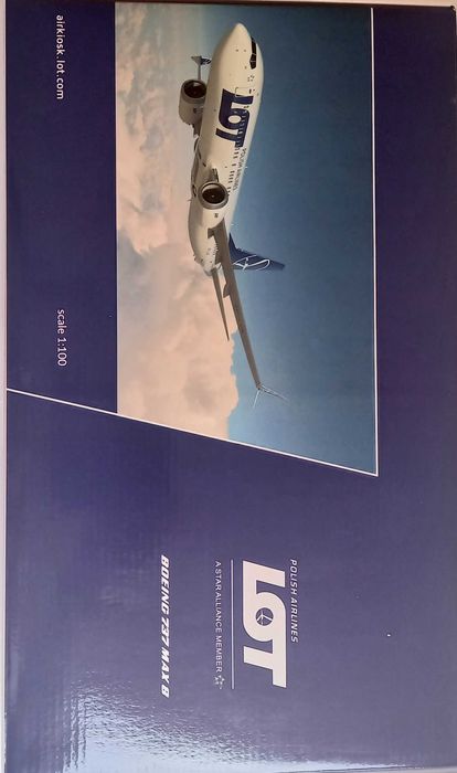 Boeing 737 - Max 8, LOT