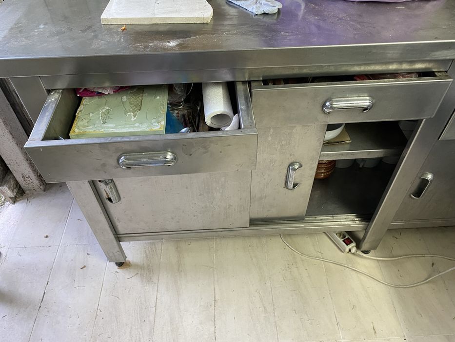 Mesa trabalho com portas e gavetas