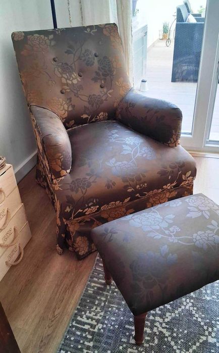 Sofá com banquinho de apoio