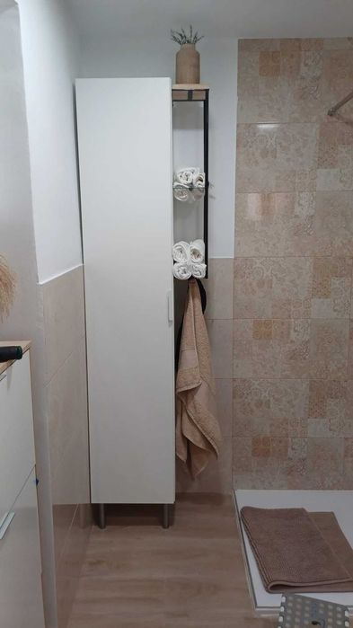 Półka łazienkowa na ręczniki wiszący nowoczesny z haczykami półką