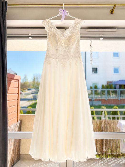 Romantyczna suknia ślubna ivory M/L – koronka, lekka, regulowana (wiązanie)