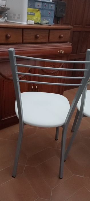 Mesa livro e duas cadeiras