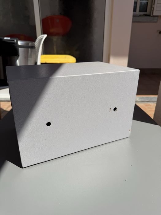 Cofre Eletrónico com Código + Chave de Emergência