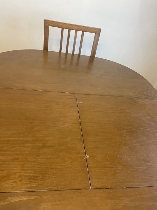 Mesa de jantar extensivel em madeira e 6 cadeiras com estofo