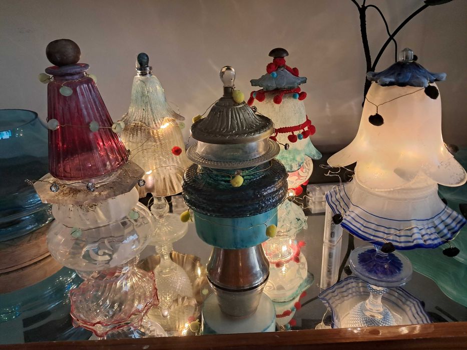 Árvore Natal com luz em vidro recuperado e