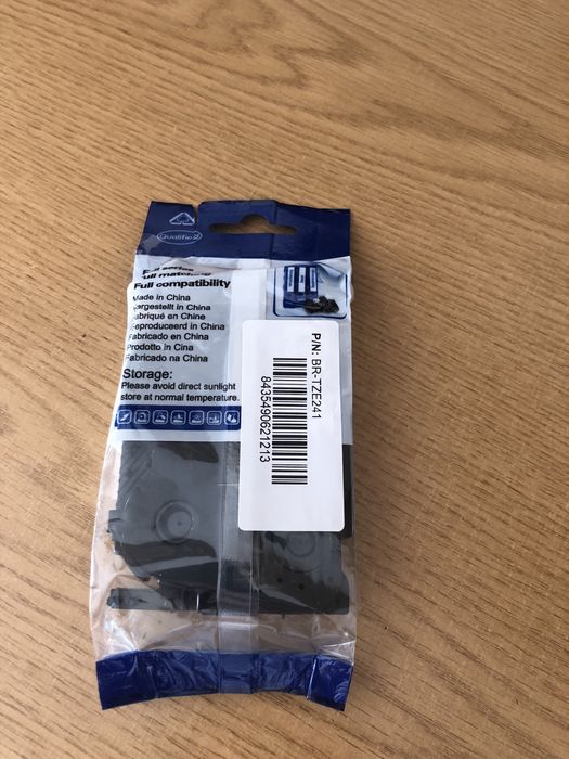 Fita TZ tape AZE-241-8M para etiquetadora 18mm fundo branco