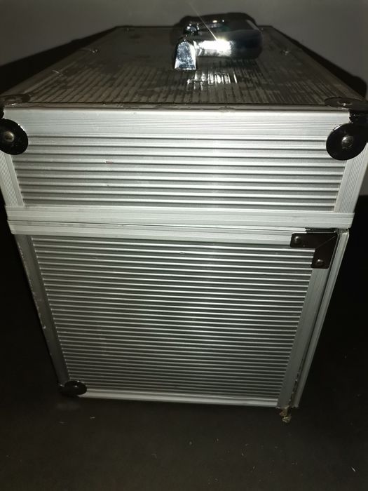 Kuferek kosmetyczny aluminiowy