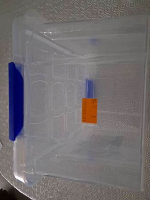 Caixa nova de plástico transparente