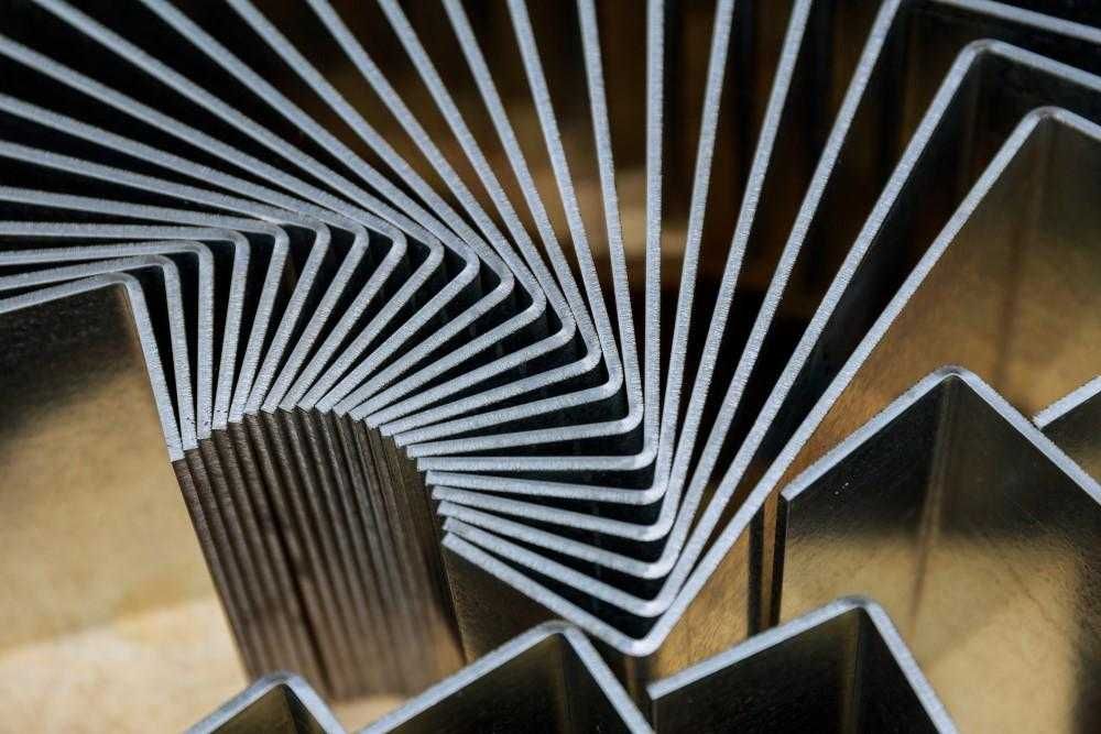 Гибка, вальцовка металла под заказ – качество, точность, надёжность