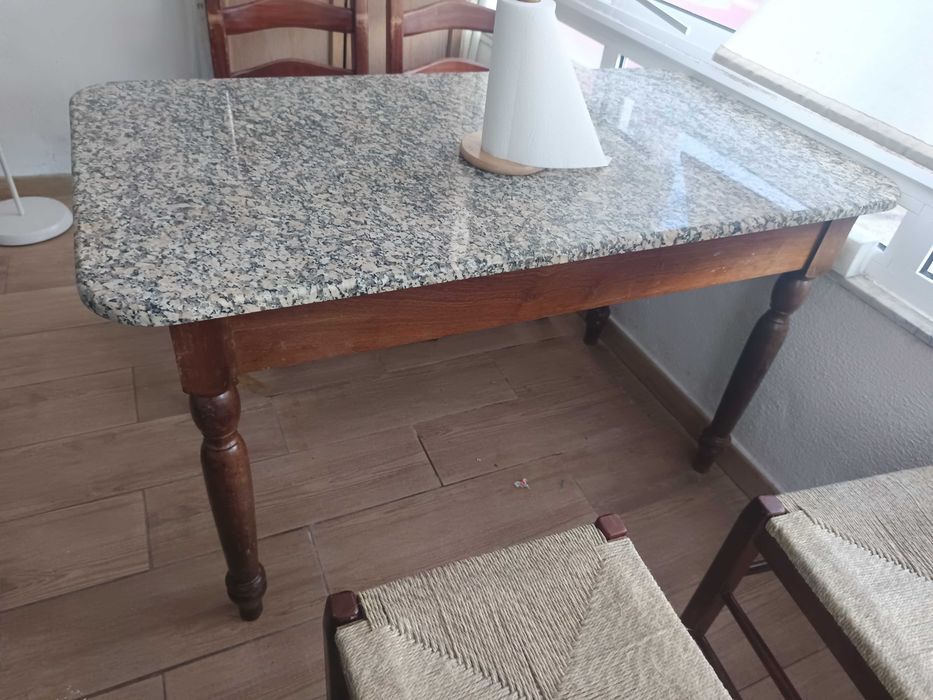 Venda URGENTE Mesa com pedra mármore mais cadeiras