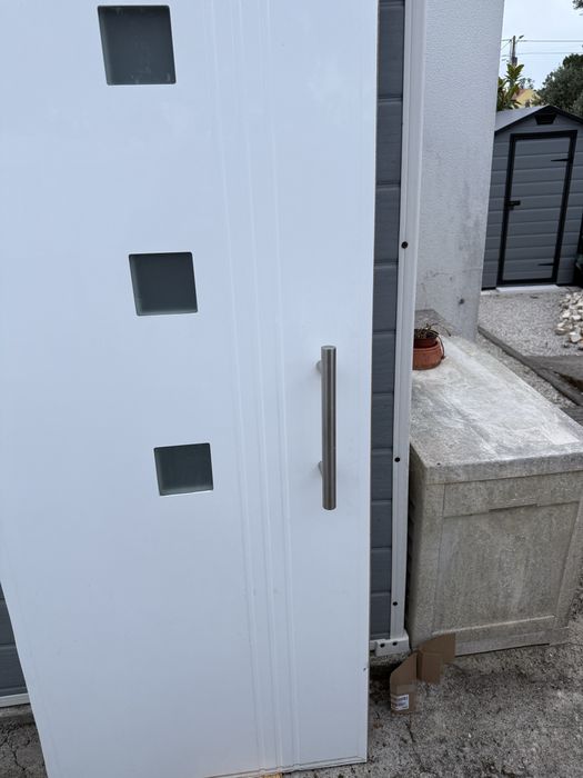 Oportunidade! Painel para porta alumínio usado mas  em ótimo estado.