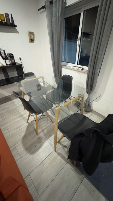 Mesa de vidro. 6 lugares