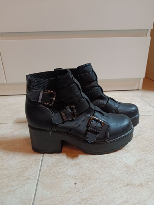 Botas pretas cano curto