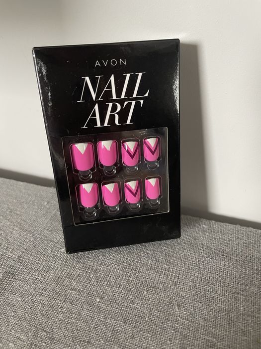 Różowe naklejki na paznokcie avon