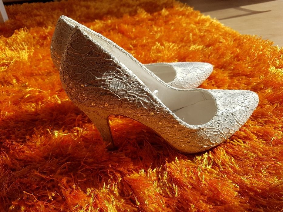 buty ślubne z koronki