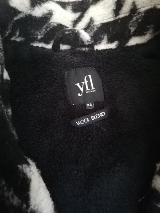 Czarno-Biały płaszcz.