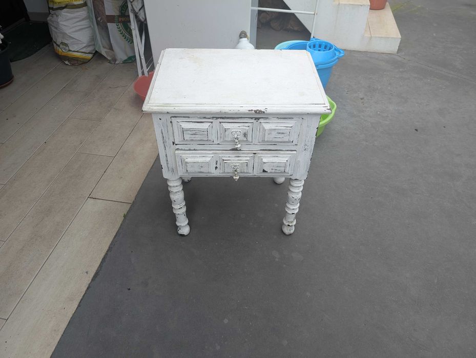Mesa. de cabeceira estilo vintage