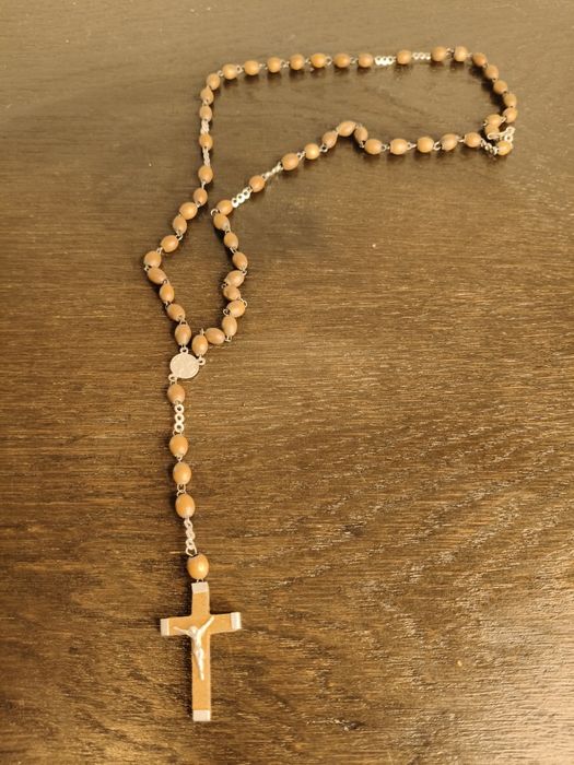 Stary drewniany różaniec z napisem Betlejem ⁴⁶