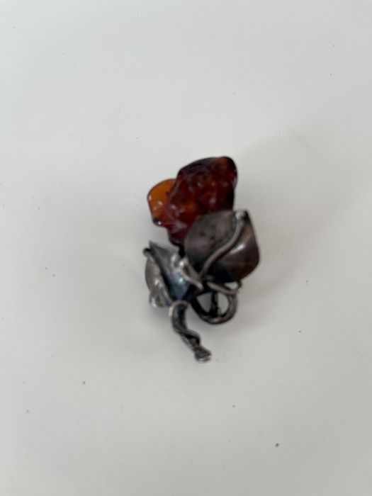 Broszka stare srebro z bursztynem