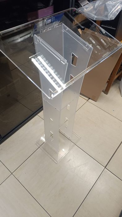 Púlpito em acrílico transparente