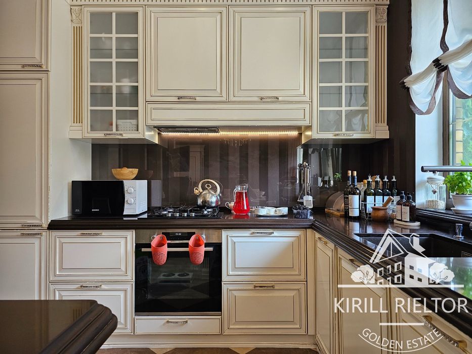 В городке "Золотые Ключи" продается дом с баней и бассейном