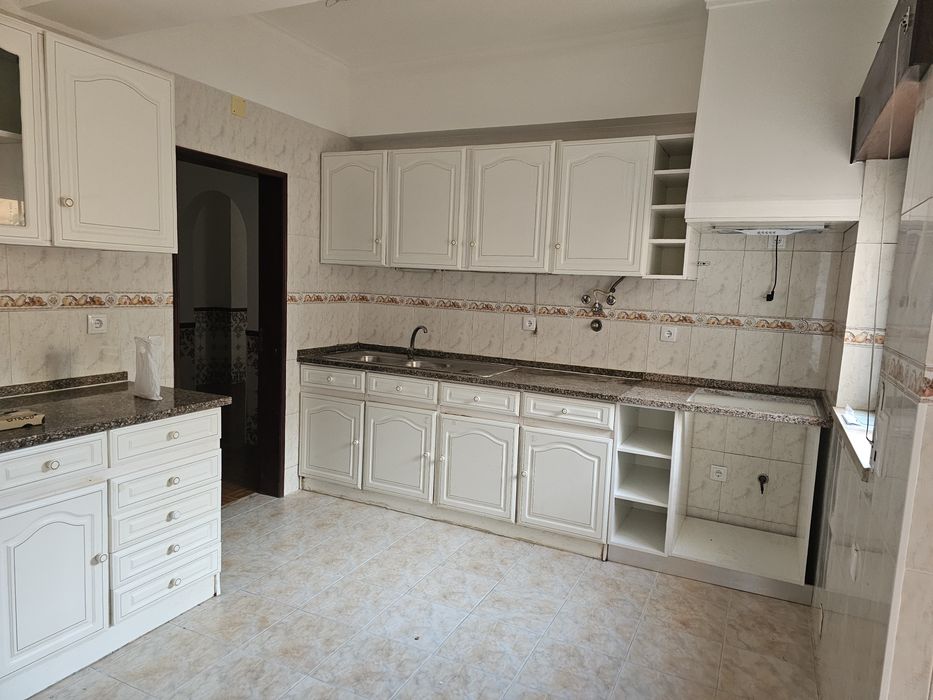 Alugo quarto com casa de banho no valor de 300 euros perto do continen