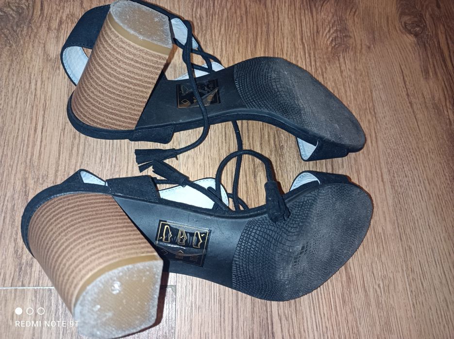 Buty z frędzlami na słupku czarne bez palców