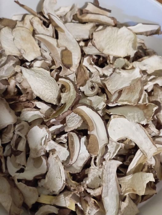 Білі сухі і мариновані грибочки ,лисичка суха маринована