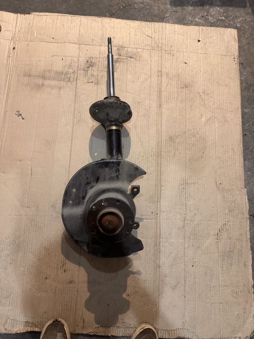 Передняя стойка в сборе (сапог, цапфа, ступица) BMW E34 / E32