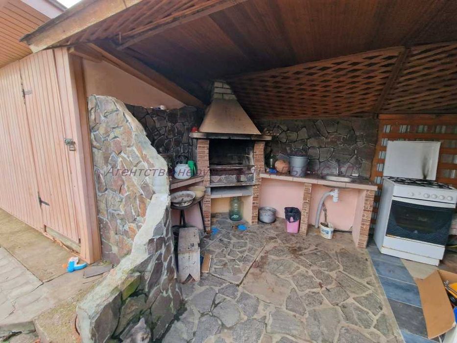 Будинок поряд з Ужгородом