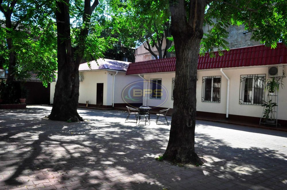 Продаж бізнесу: міні-готель/хостел 380 м² біля залізничного вокзалу, 9 номерів, ділянка 8 соток