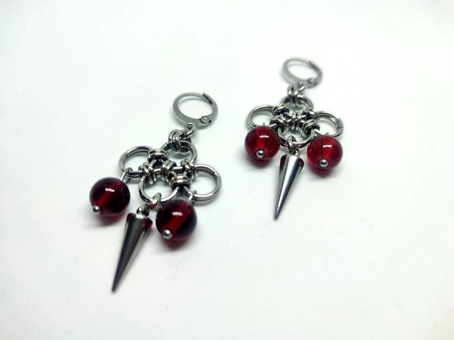 Gotyckie kolczyki chainmaille – stal chirurgiczna szkło wiśniowe kolce