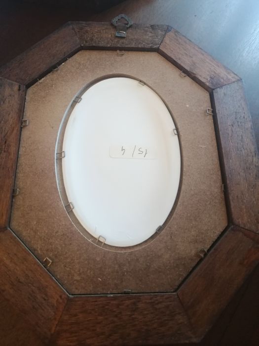 Quadros com moldura em madeira e pintura em cerâmica, vintage.