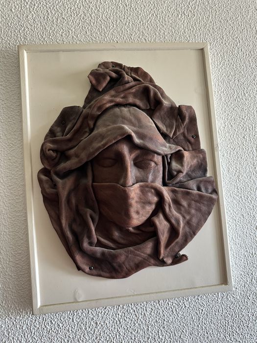 escultura/relevo de couro moldado