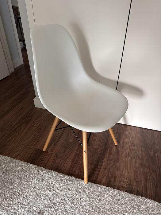 Cadeira branca com pés em madeira